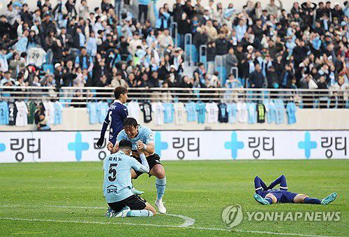 '승격과 잔류 사이'(대구=연합뉴스) 박세진 기자 = 1일 오후 대구 DGB대구은행파크에서 열린 하나은행 K리그 2024 승강 플레이오프 2차전 대구FC와 충남아산FC의 경기 종료 후 K리그1 잔류에 성공한 대구FC 선수들이 기뻐하고 있다. 반면 K리그2에서 승격에 실패한 충남아산FC 선수들이 아쉬워하고 있다. 2024.12.1 psjpsj@yna.co.kr
