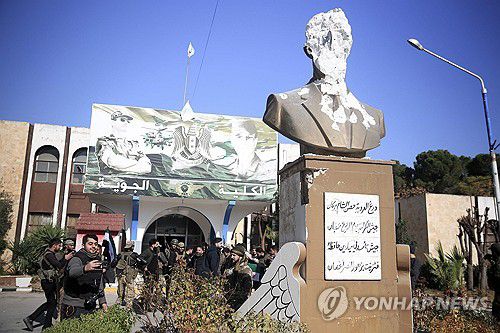 시리아 알레포에 진입한 반군들[AFP 연합뉴스 자료사진. 재판매 및 DB 금지]