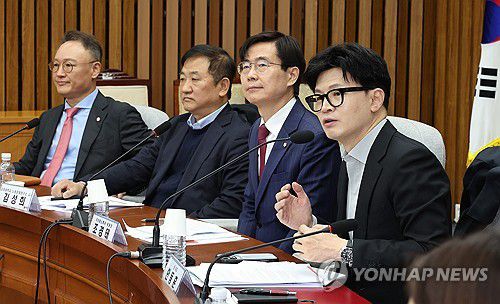 발언하는 한동훈 대표(서울=연합뉴스) 김주형 기자 = 국민의힘 한동훈 대표(오른쪽)가 27일 오전 국회에서 '정년연장 쟁점과 과제'란 주제로 열린 당 격차해소특별위원회의 정책토론회에 참석해 발언하고 있다. 2024.11.27 kjhpress@yna.co.kr