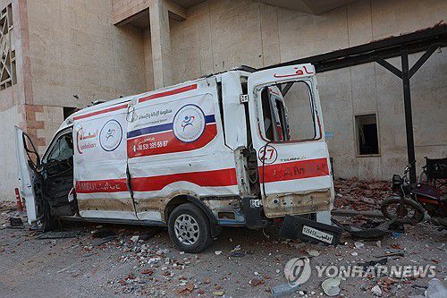 2일(현지시간) 시리아 이들리브 지역에 러시아의 공습으로 병원 앞에 세워진 앰뷸런스가 파손된 모습[EPA 연합뉴스]