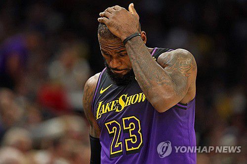 고개 숙인 제임스[AFP=연합뉴스]