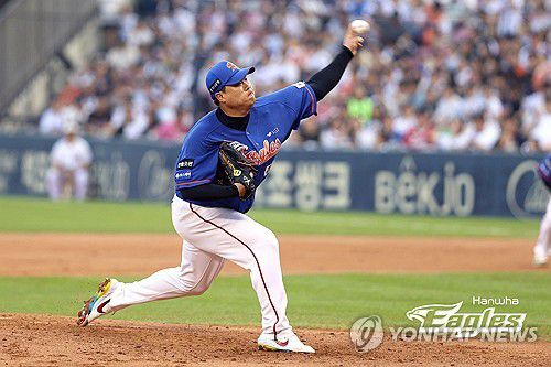 역투하는 류현진(서울=연합뉴스) 한화 류현진이 25일 서울 잠실야구장에서 열린 프로야구 한화 이글스와 두산 베어스의 경기에서 선발 등판해 역투하고 있다. 2024.8.25 [한화 이글스 제공. 재판매 및 DB 금지] photo@yna.co.kr