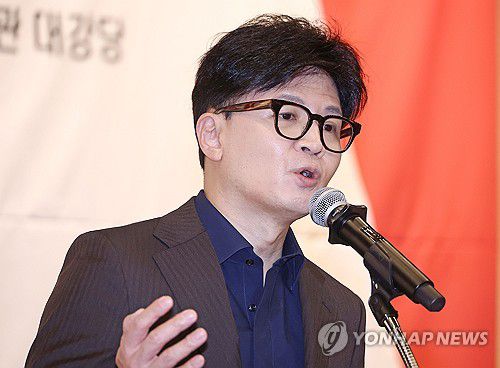 축사하는 한동훈 대표(서울=연합뉴스) 류영석 기자 = 국민의힘 한동훈 대표가 3일 서울 여의도 국회도서관에서 열린  서울여성정치아카데미 1기 개강식에서 축사를 하고 있다. 2024.12.3 ondol@yna.co.kr