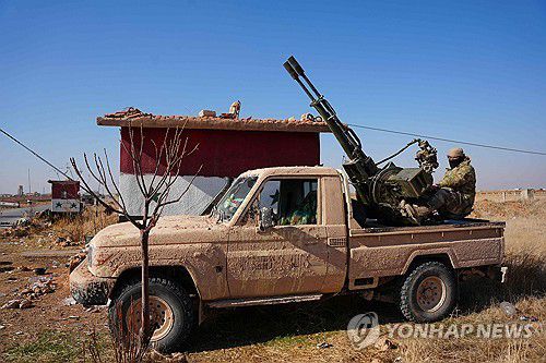 시리아 반군(AFP 연합뉴스) 3일(현지시간) 시리아 제2도시 알레포 동부에서 활동하고 있는 반군 차량. 2024.12.4 dk@yna.co.kr