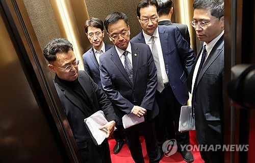 고개숙인 최상목 부총리(서울=연합뉴스) 최재구 기자 = 최상목 부총리 겸 기획재정부 장관이 4일 서울 종로구 정부서울청사에서 긴급 경제관계장관회의 합동브리핑을 마치고 엘리베이터에 탑승해 있다.  2024.12.4 jjaeck9@yna.co.kr