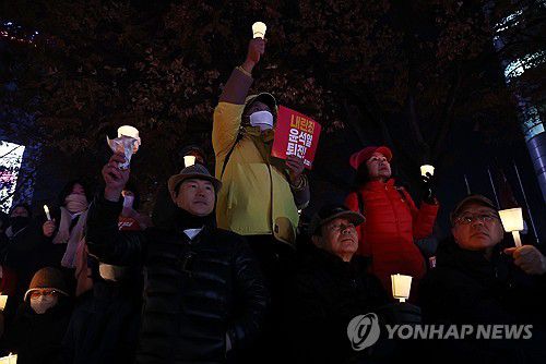 내란죄 윤석열 퇴진! 시민촛불(서울=연합뉴스) 윤동진 기자 = 4일 오후 서울 동화면세점 앞에서 전국민주노동조합총연맹 주최로 열린 ‘내란죄 윤석열 퇴진! 시민촛불’에서 참가자들이 촛불을 들고 있다. 2024.12.4 mon@yna.co.kr
