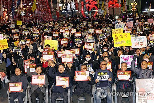 '윤석열은 퇴진하라'(광주=연합뉴스) 김혜인 기자 = 윤석열 대통령이 비상계엄 해제를 선언한 4일 광주 동구 5·18민주광장에서 열린 광주시민 총궐기대회에서 참석자들이 구호를 외치고 있다. 2024.12.4 in@yna.co.kr