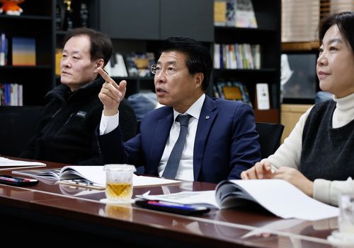 지난 4일 열린 호수교갤러리 착수 보고회에사 발언하는 서강석 구청장(가운데)[송파구 제공. 재판매 및 DB 금지]