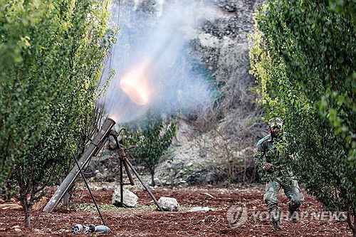 시리아 반군 로켓포(AFP 연합뉴스) 4일(현지시간) 시리아 외곽에서 반군이 로켓포를 쏘고 있다. 2024.12.5 dk@yna.co.kr