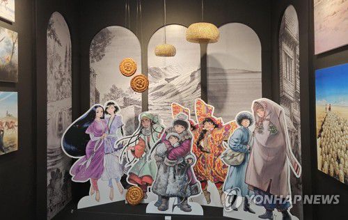 일본 만화가 모리 가오루(森薰)의 '신부이야기' 속 캐릭터들(서울=연합뉴스) 김경윤 기자 = 28일 서울 강남구 삼성동 코엑스에서 열린 서울국제도서전에 설치된 모리 가오루 작가 특별 전시. 2024.6.28 heeva@yna.co.kr