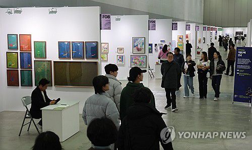 부산국제아트페어 찾은 관람객들(부산=연합뉴스) 강선배 기자 = 5일 부산 해운대구 벡스코 제2전시장에서 개막한 '2024 부산국제아트페어'에서 관람객들로 붐비고 있다. 2024.12.5 sbkang@yna.co.kr
