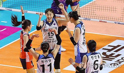 기뻐하는 IBK기업은행 선수들(인천=연합뉴스) 임순석 기자 = 5일 인천 삼산월드체육관에서 열린 프로배구 V리그 여자부 흥국생명과 IBK기업은행의 경기. 득점에 성공한 IBK기업은행의 선수들이 기뻐하고 있다. 2024.12.5 soonseok02@yna.co.kr