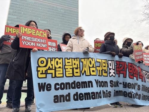 美 유엔본부 앞에서 尹탄핵 촉구 교민집회(뉴욕=연합뉴스) 이지헌 특파원 = '윤석열 불법계엄 규탄 및 즉각 탄핵촉구 미주동포 비상행동'은 4일(현지시간) 뉴욕 맨해튼 유엔본부 청사 앞에서 시국집회를 개최했다.2024.12.4 pan@yna.co.kr