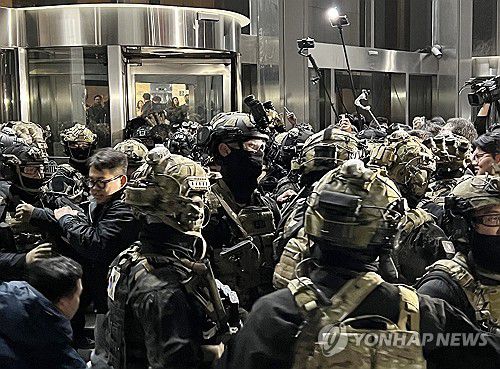 진입 시도하는 계엄군(서울=연합뉴스) 최윤선 기자 = 윤석열 대통령이 비상계엄을 선포한 가운데 4일 새벽 서울 여의도 국회의사당에 무장한 계엄군이 진입을 시도하고 있다. 2024.12.4 ysc@yna.co.kr