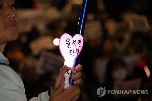 '윤석열 탄핵'(제주=연합뉴스) 백나용 기자 = 비상계엄 사태가 이틀째 이어진 5일 오후 제주시청 앞에서 시민사회단체와 진보정당 등으로 구성된 윤석열정권퇴진·한국사회대전환 제주행동이 대통령 퇴진 촉구 촛불집회를 열고 있다. 2024.12.5 dragon.me@yna.co.kr