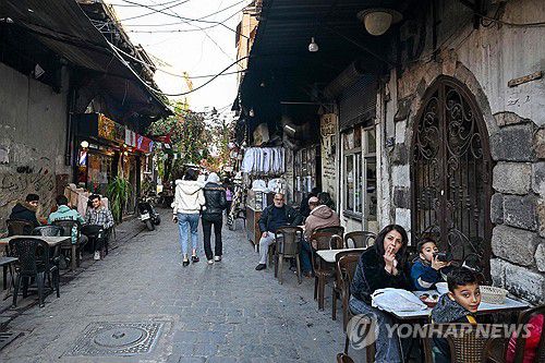 다마스쿠스 시내(다마스쿠스 AFP=연합뉴스) 반군이 홈스로 진격하고 있는 6일(현지시간) 수도 다마스쿠스의 한 카페 모습. 2024.12.07