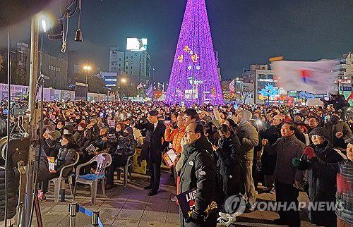 윤석열 퇴진 촉구하는 광주 시민들(광주=연합뉴스) 7일 광주 동구 5·18민주광장에서 열린 윤석열 정권 퇴진을 촉구하는 4차 광주시민 총궐기대회에서 참석자들이 구호를 외치고 있다. 2024.12.7 [윤석열 정권 퇴진 광주비상행동 제공. 재판매 및 DB 금지] in@yna.co.kr