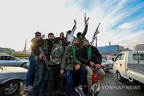 다마스쿠스 장악 후 기뻐하는 반군(다마스쿠스 AFP=연합뉴스) 8일(현지시간) 시리아 수도 다마스쿠스 진입한 반군. 2024.12.08