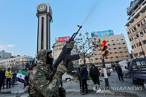 자축하는 시리아 반군(AFP 연합뉴스) 8일(현지시간) 시리아 HTS 반군이 홈스에서 내전 승리 자축하며 총을 쏘고 있다. 2024.12.8 dk@yna.co.kr