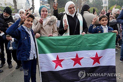 기뻐하는 시리아인들(홈스 AFP=연합뉴스) 8일(현지시간) 반군 입성에 기뻐하는 시리아인들. 2024.12.08