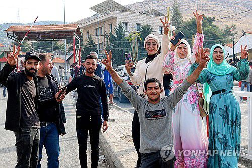 기뻐하는 시리아 다마스쿠스 난민들(베이루트 AFP=연합뉴스) 8일(현지시간) 시리아 출신 난민들이 레바논 베이루트를 통해 고향 시리아 다마스쿠스로 돌아가는 길에 기뻐하고 있다. 2024.12.08