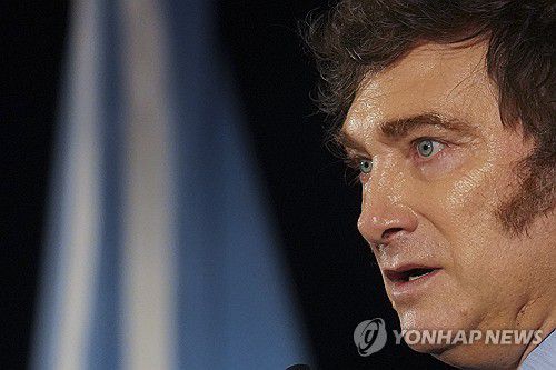 국제회의 참석한 하비에르 밀레이 대통령(몬테비데오 AP=연합뉴스) 하비에르 밀레이 아르헨티나 대통령이 6일(현지시간) 우루과이 몬테비데오에서 열린 메르코수르(MERCOSUR) 정상회의 계기 행사에 참석해 있다. 2024.12.8