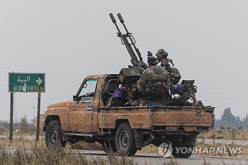 시리아 반군(로이터 연합뉴스) 7일(현지시간) 시리아 중부 홈스 외곽에서 반군 차량이 지나가고 있다. 2024.12.07 photo@yna.co.kr