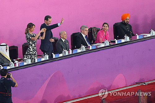 손 흔드는 바샤르 알-아사드 시리아 대통령(항저우=연합뉴스) 신현우 기자 = 2023년 9월 23일 오후 중국 항저우 올림픽 스포츠센터 스타디움에서 열린 2022 항저우 아시안게임 개회식에서 바샤르 알-아사드 시리아 대통령이 입장하는 시리아 선수단을 향해 손을 흔들고 있다. 2023.9.23 nowwego@yna.co.kr