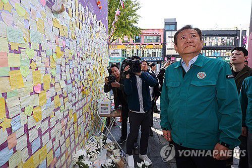 추모 메시지 살피는 이상민 장관(서울=연합뉴스) 신현우 기자 = 이상민 행정안전부 장관이 지난해 10월 28일 오전 서울 용산구 이태원 참사 현장에 마련된 '10·29 기억과 안전의 길' 추모 공간을 방문해 추모 메시지를 살피고 있다. 2023.10.28 nowwego@yna.co.kr