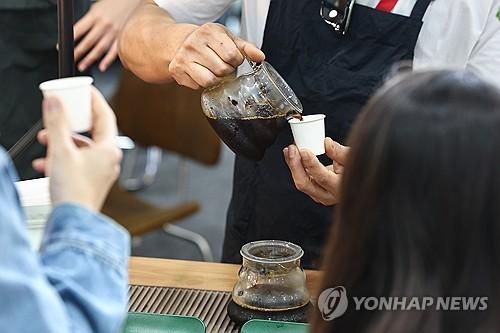 '커피 시음하세요'[연합뉴스 자료사진]