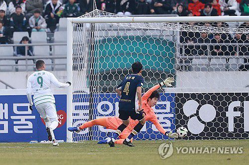 선취골 넣는 티아고(서울=연합뉴스) 신현우 기자 = 1일 서울 목동운동장에서 열린 K리그 승강 플레이오프(PO) 1차전 서울 이랜드 FC와 전북 현대의 경기. 전북 티아고가 선취골을 넣고 있다. 2024.12.1 nowwego@yna.co.kr