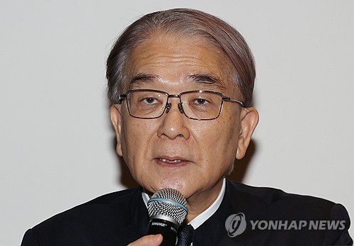 한국에서 주얼리 컬렉션 전시 연 카즈미 아리카와(서울=연합뉴스) 이재희 기자 = 5일 오전 서울 송파구 롯데뮤지엄에서 열린 '고혹의 보석, 매혹의 시간' 전시 간담회에서 주얼리 컬렉터 카즈미 아리카와가 전시를 설명하고 있다. 아리카와 컬렉션 208점이 전시된 이번 전시는 다음 해 3월 16일까지 열린다. 2024.12.5 scape@yna.co.kr