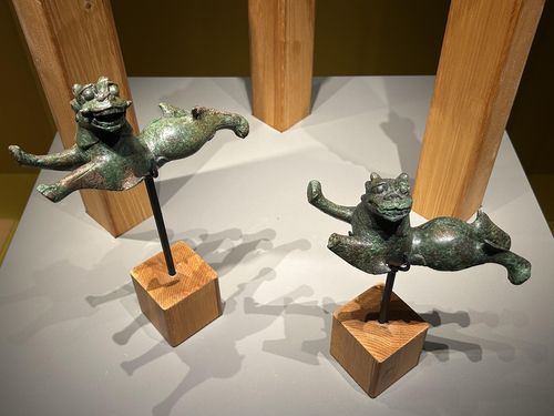 하늘을 나는 듯     (경주=연합뉴스) 김예나 기자 = 9일 경북 경주시 국립경주박물관의 '소소하고 소중한' 전시실에서 경주 황용동 절터에서 출토된 사자상이 전시돼 있다. 2024.12.9     yes@yna.co.kr