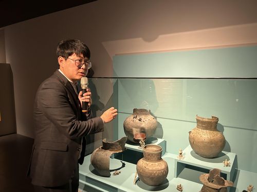 토우 장식 항아리를 소개하는 이제현 학예연구사    (경주=연합뉴스) 김예나 기자 = 9일 경북 경주시 국립경주박물관의 '소소하고 소중한' 전시실에서 이제현 학예연구사가 신라시대에 만들어진 토우 장식 항아리를 소개하고 있다. 2024.12.9     yes@yna.co.kr