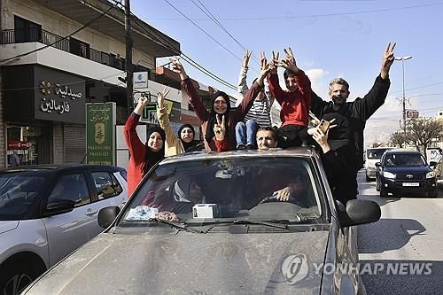알아사드 정권 붕괴에 기뻐하는 시리아인들[UPI=연합뉴스. 재판매 및 DB 금지]