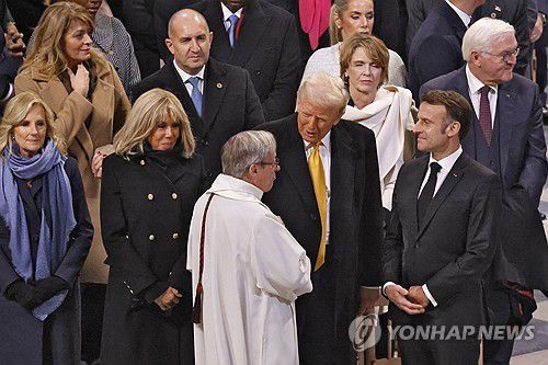 노트르담 대성당 재개관 기념식서 프랑스 대통령 부부 사이에 자리잡은 트럼프. 맨 왼쪽은 질 바이든 여사.  [EPA 연합뉴스 자료사진. 재판매 및 DB 금지]