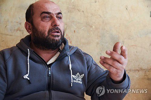 시리아 감옥으로 끌려간 뒤 실종된 가족 찾는 남성(로이터=연합뉴스) 지난 6일(현지시간) 시리아의 감옥에서 실종된 남동생을 찾는 무아마르 알알리가 레바논에서 한 로이터 통신과 인터뷰 도중 눈물을 흘리고 있다.2024.12.09
