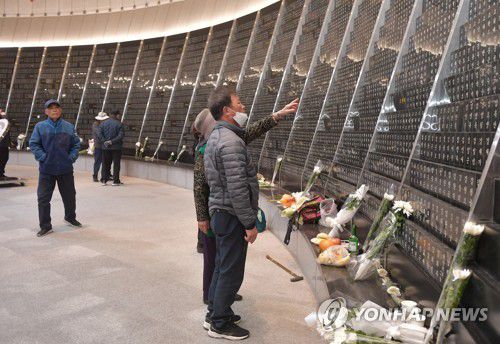 제주4.3 위패봉안실 찾은 유족들[연합뉴스 자료 사진]
