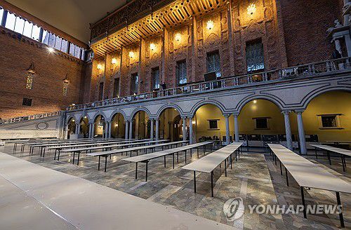 노벨상 연회가 진행될 스톡홀름 신청사 '블루홀'2024 노벨상 시상식을 이틀 앞둔 지난 지난 8일(현지시간) 연회가 진행될 스웨덴 스톡홀름 시청사내 블루홀 모습에서준비 작업이 진행되는 모습. [연합뉴스 자료사진]