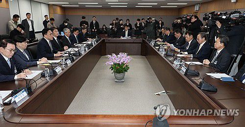 금융상황 점검회의(서울=연합뉴스) 이정훈 기자 = 김병환 금융위원장이 9일 오전 서울 종로구 정부서울청사 금융위원회에서 열린 금융상황 점검회의에서 발언하고 있다. 2024.12.9 uwg806@yna.co.kr