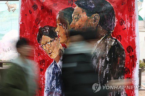 풍자 대상으로 전락한 윤석열(제주=연합뉴스) 박지호 기자 = 12·3 비상계엄 사태 발생 엿새째인 9일 오후 제주시청 앞 인도에 윤석열 대통령과 김건희 여사, 국민의힘 한동훈 대표 등을 풍자하는 도내 젊은 작가들의 그림이 내걸려 있다. 2024.12.9 jihopark@yna.co.kr