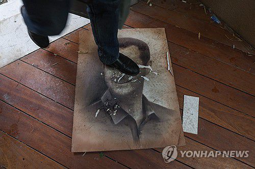 다마스쿠스의 바샤르 알아사드의 저택에서 아사드 초상화를 짓밟는 시민[AFP=연합뉴스 자료사진]