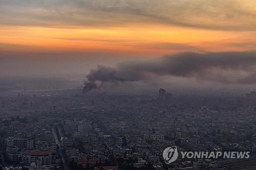다마스쿠스 공습(AFP 연합뉴스) 10일(현지시간) 시리아 수도 다마스쿠스가 공습당해 연기가 피어오르는 모습. 2024.12.10 dk@yna.co.kr