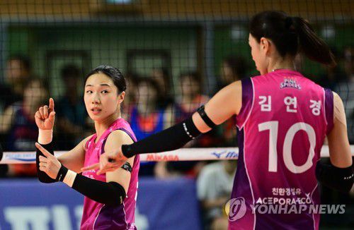 세터 이고은(왼쪽)과 김연경[KOVO 제공. 재판매 및 DB 금지]