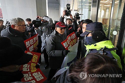 박선영 신임 진실화해위원장 취임식 진입 저지당하는 국가폭력피해범국민연대(서울=연합뉴스) 임화영 기자 = 국가폭력피해범국민연대 관계자들이 10일 오전 서울 중구 진실·화해를위한과거사정리위원회(진실화해위) 앞에서 박선영 신임 진실화해위원장 취임 거부 기자회견을 마친 뒤 취임식장 진입을 시도하다 경찰에 의해 저지당하고 있다. 2024.12.10 hwayoung7@yna.co.kr