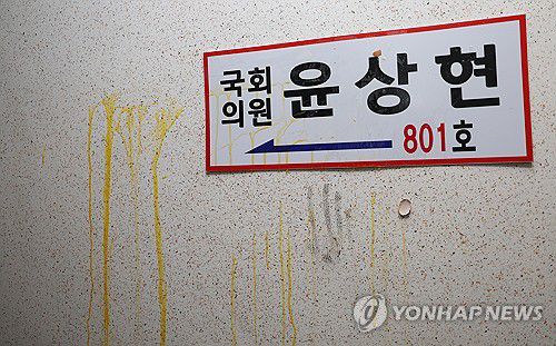 윤상현 의원 사무실 앞 계란 투척(인천=연합뉴스) 임순석 기자 = 윤석열 대통령 탄핵소추안 표결 불참과 '1년 뒤엔 다 찍어주더라' 발언 논란을 빚은 국민의힘 윤상현(인천 동구·미추홀구 을) 국회의원 인천지역 사무실 앞에 10일 오전 누군가가 던진 계란 투척 흔적이 남아 있다. 2024.12.10 soonseok02@yna.co.kr