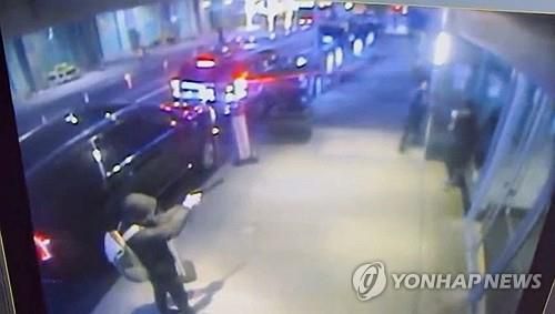 유나이티드헬스케어 CEO 살해 범행 장면 영상[로이터 연합뉴스 자료사진]