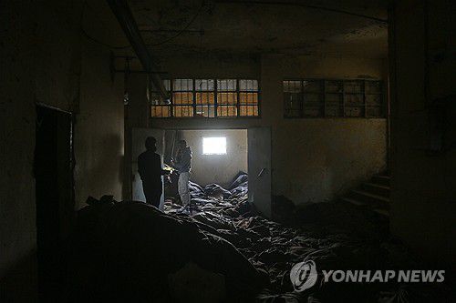 세드나야 교도소(다마스쿠스 UPI=연합뉴스) 2024년 12월 10일 시리아 다마스쿠스의 정치범 수용시설 세드나야 교도소에서 구조팀이 조사를 벌이고 있다. (Photo by Asaad al-Asaad/UPI) 2024.12.11.