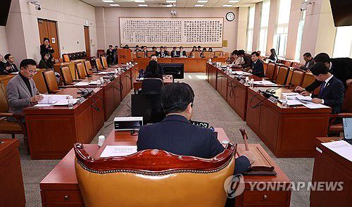 의사봉 두드리는 김승원 소위원장(서울=연합뉴스) 김주형 기자 = 10일 오전 국회에서 열린 법제사법위원회의 법안심사제1소위원회에서 위원들이 '비상계엄 선포를 통한 내란 행위의 진상규명을 위한 특별검사 임명에 관한 법률안, 김건희 특검법' 등을 심의하고 있다. 2024.12.10 kjhpress@yna.co.kr