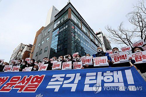 민주당 광주지방의원, 국민의힘 광주시당 앞에서 침묵시위(광주=연합뉴스) 조남수 기자 = 11일 오후 광주 서구 치평동 국민의힘 광주시당 앞에서 더불어민주당 광주지방의원들이 윤석열 탄핵을 촉구하는 침묵시위하고 있다. 2024.12.11 iso64@yna.co.kr